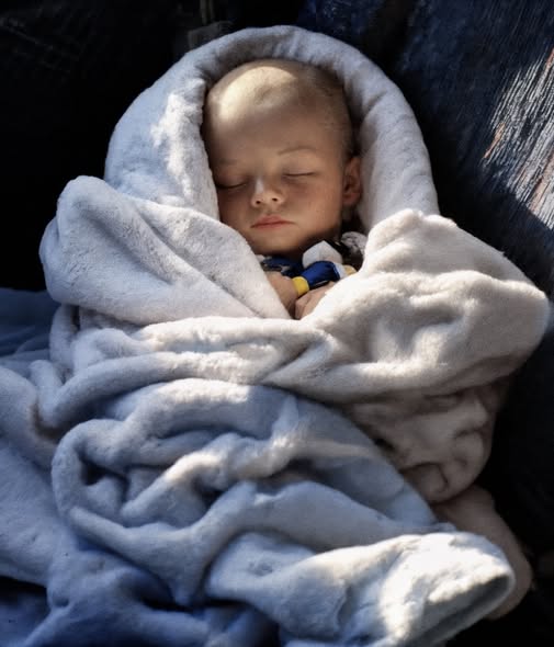 Znalazłem zamarzniętą dziewczynkę i uratowałem ją — a następnego dnia dowiedziałem się, kim była