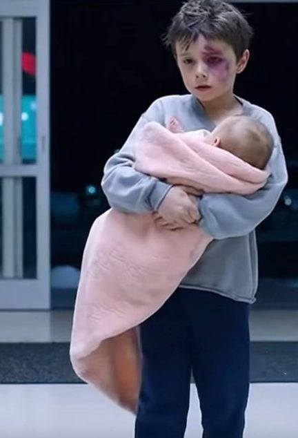 Pobity 7-letni chłopiec wszedł na izbę przyjęć, niosąc na rękach swoją malutką siostrę — to, co powiedział, łamało serce…