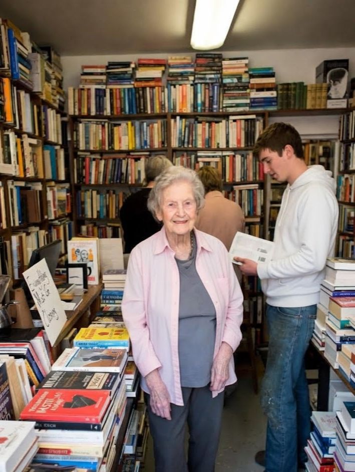 Меня зовут Элеонора Вэнс. Мне семьдесят три года.