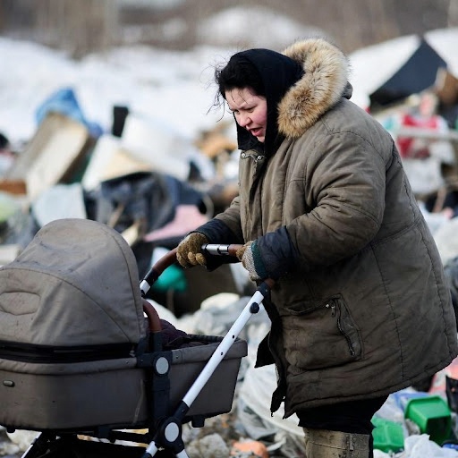 Zobaczywszy, że bogata kobieta wyrzuca wózek dziecięcy, biedna postanowiła zabrać go dla siebie. A gdy tylko go otworzyła, zamarła z szoku…
