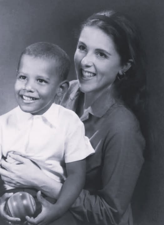 Rok 1963. Mając dwadzieścia dwa lata, będąc po rozwodzie i wychowując dziecko mieszanej rasy, Stanley Ann Dunham wzbudzała u ludzi litość. Szeptali za jej plecami: „biedna dziewczyna”.