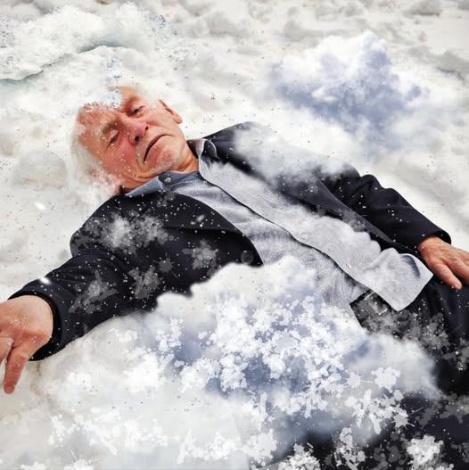 Syn i synowa wyrzucili starego ojca z jego własnego domu. Staruszek prawie zamarzł na śmierć, kiedy ktoś dotknął jego