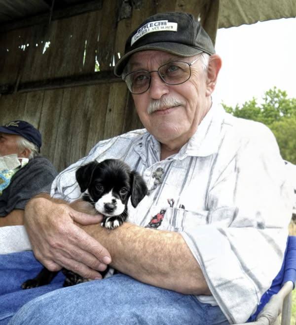 91-letni dziadek uratował szczeniaka, nie mając pojęcia, że wkrótce to szczeniak uratuje jego samego.
