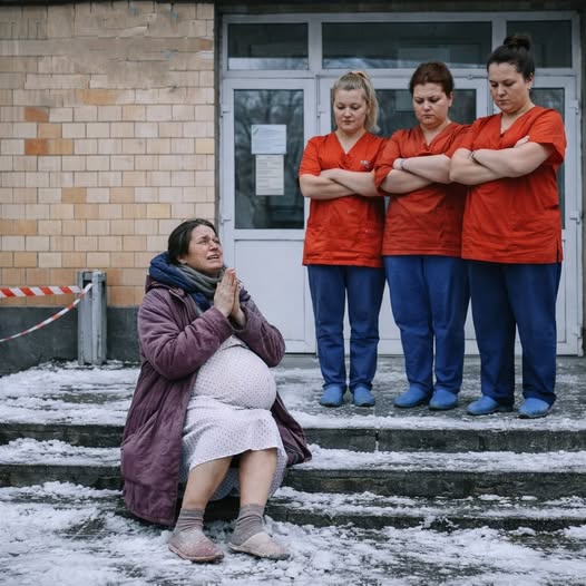 Der Chefarzt der Geburtsklinik rettete eine obdachlose Frau in den Wehen, die die Krankenschwestern in den kalten Flur geschickt hatten.