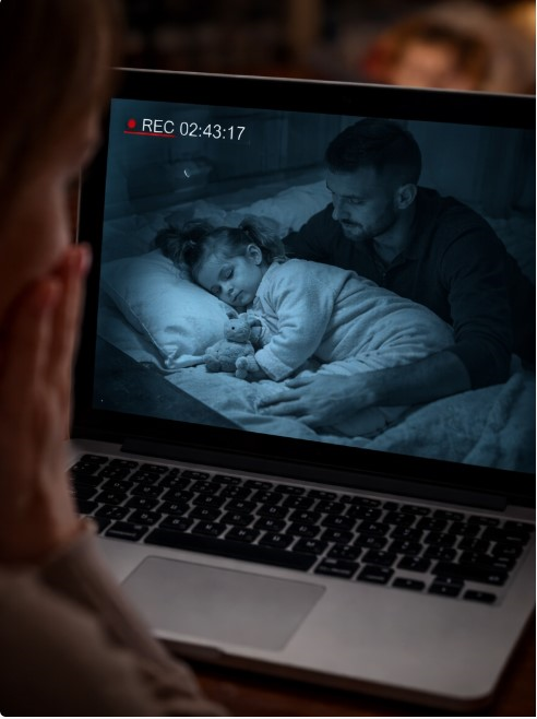 „Tajna kamera ujawniła przerażającą tajemnicę męża w pokoju dziecka”