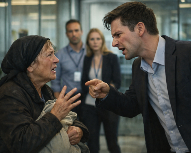 Mama i-a adus mâncare fiului la serviciu, iar el le-a spus colegilor că e femeia de serviciu